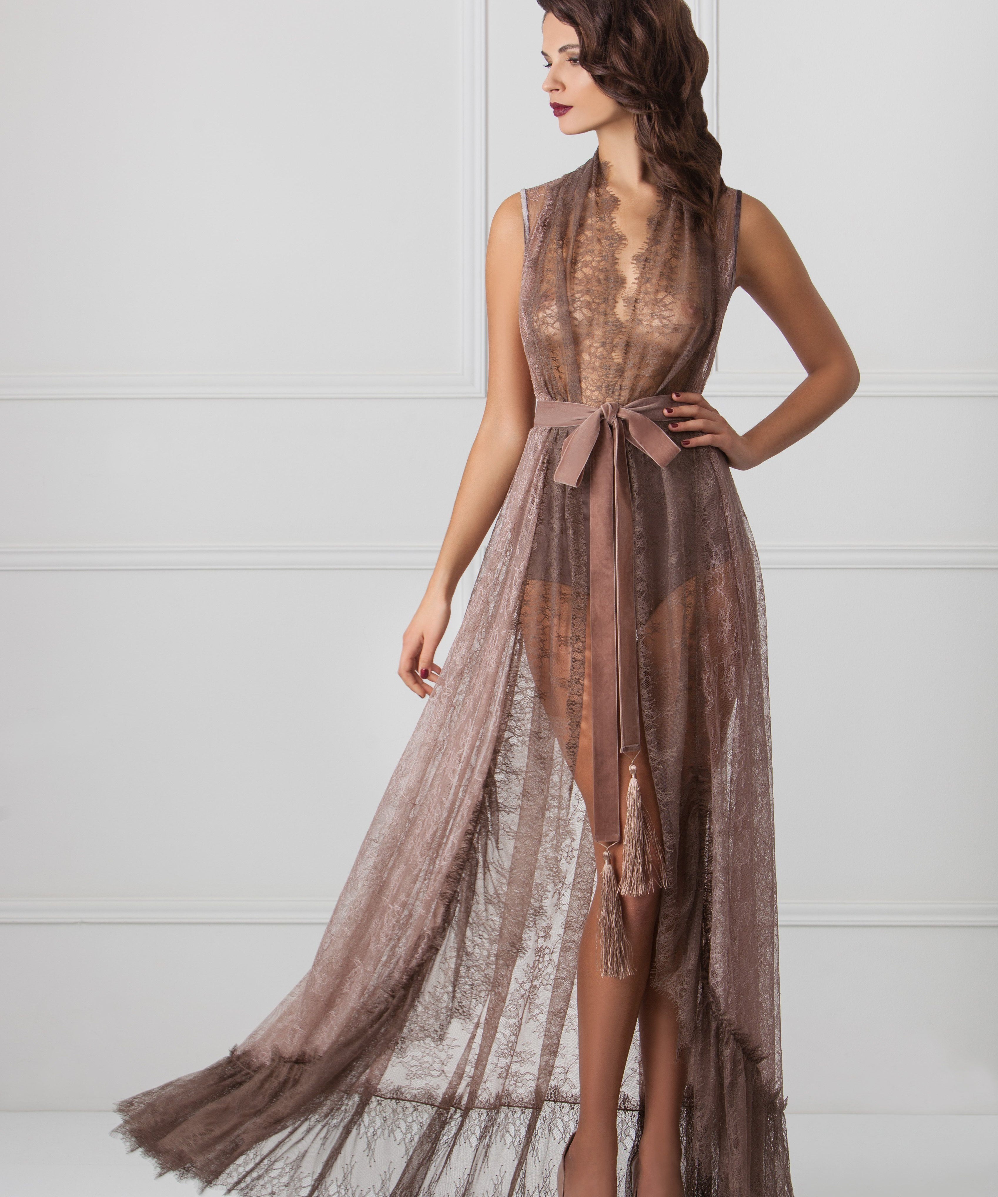 A1-17.S1.CCA SUMPTUOUS LACE GOWN Amoralle